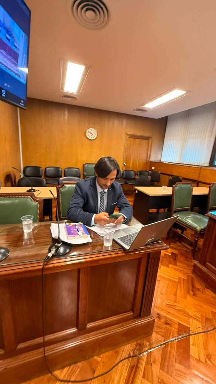 Raúl Azcurra preparando una intervención en una sala de audiencias